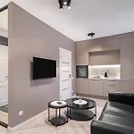 With Jacuzzi, Old Town Apartment