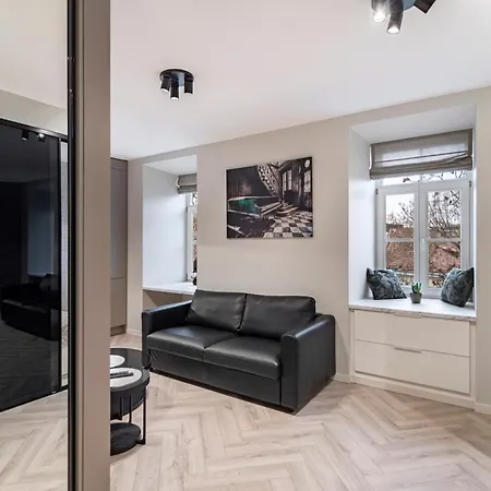 With Jacuzzi, Old Town Apartment *