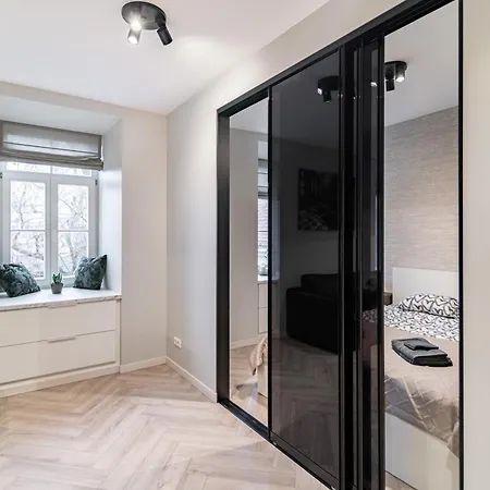 With Jacuzzi, Old Town Apartment *