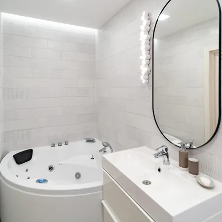 With Jacuzzi, Old Town Apartment *